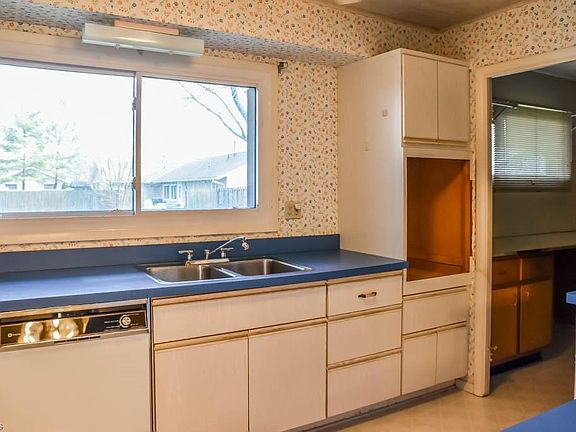 5th image of 66 Barberry Dr