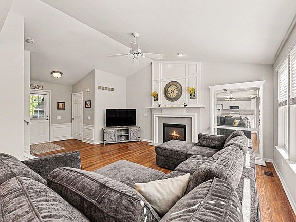 2nd image of 6323 Creekside Cir