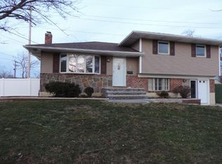 2 Chance St, Hicksville, NY 11801
