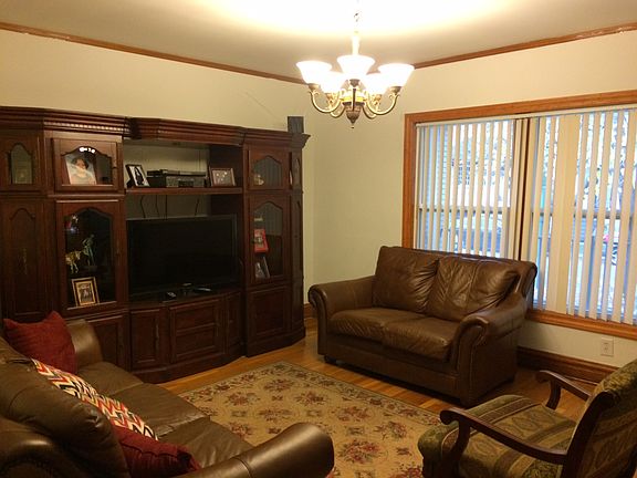 3rd image of 4044 N Maplewood Ave