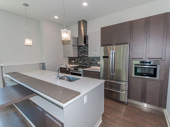 3rd image of 2352 W Winona Ave #2W