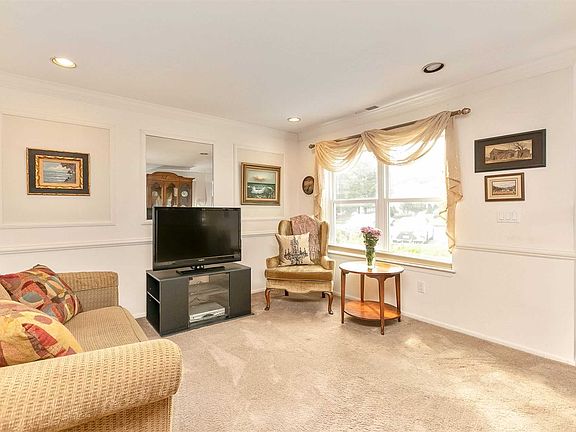 5th image of 239 Windward Ct N