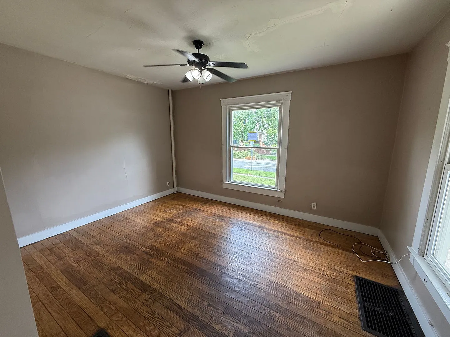 483 Littleton St — Photo 4