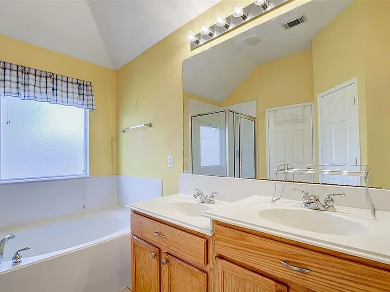 2608 Easton Springs Ct — Photo 20