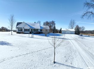 1820 330th Ave, Charlotte, IA 52731