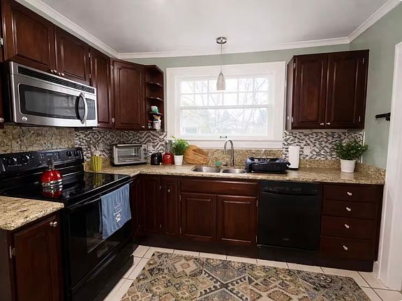 3rd image of 4253 Rookwood Ave