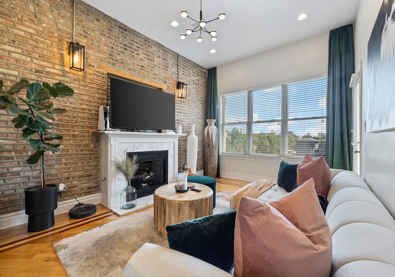 3 bed, 1600 sqft, $2,500 — Photo 3
