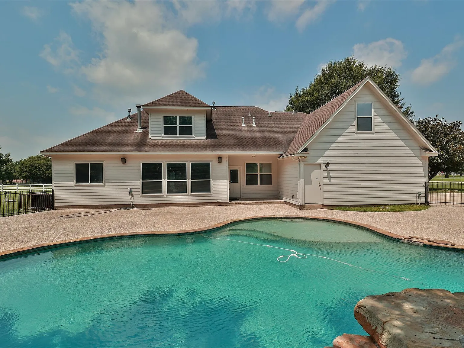 5 bed, 4.5 bath, 3130 sqft, $4,500 — Photo 2