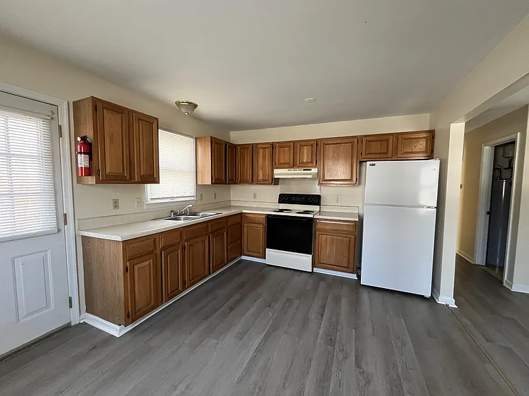 702 Thomas Ln — Photo 5