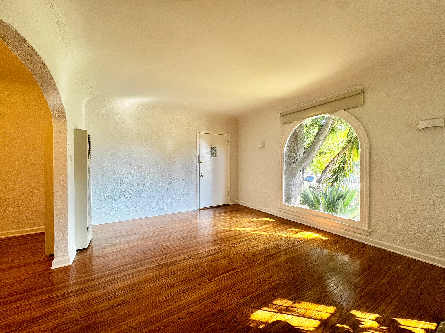 1 bed, 1000 sqft, $2,700 — Photo 2