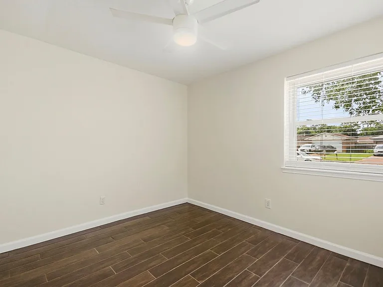 830 Seacliff Dr — Photo 11