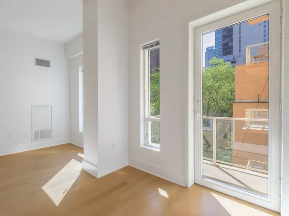 250 East 49th Street 5F image 2 of 13