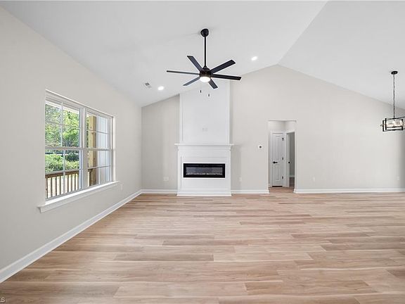 5th image of 536 Virginia Dr