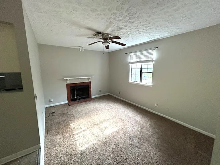 5163 Hunters Point Ln — Photo 2