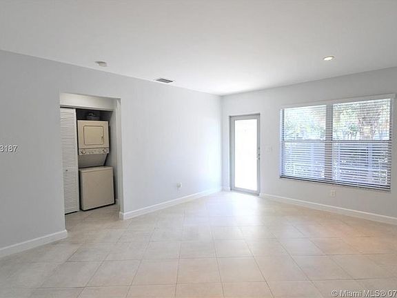 5th image of 925 Bay Dr