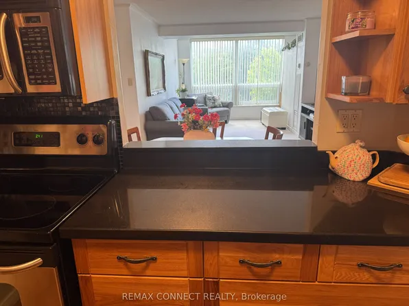 326 Major Mackenzie Dr E #221, Richmond Hill, ON L4C 8T4