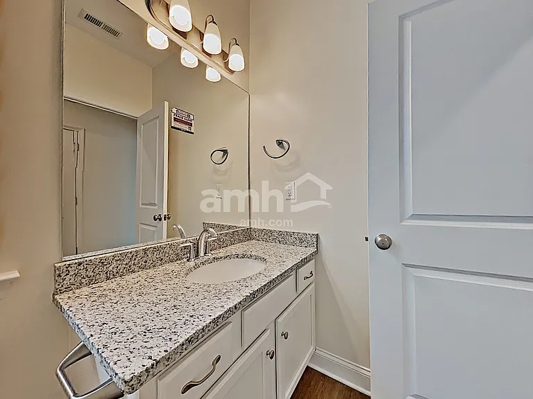 704 Sierra Ct — Photo 16