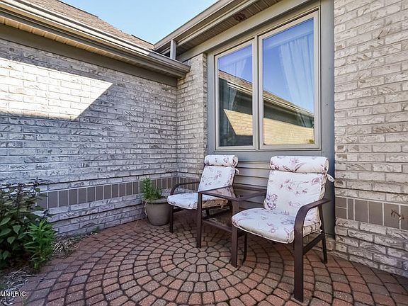 5th image of 2530 Highridge Ln SE