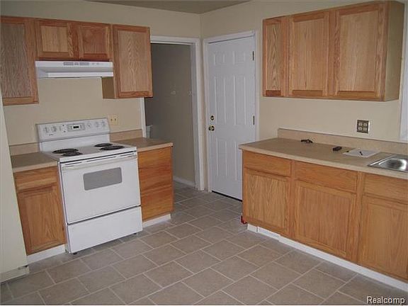 4th image of 30901 Pershing St
