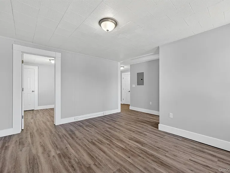90 Montgomery St #UPPER — Photo 16