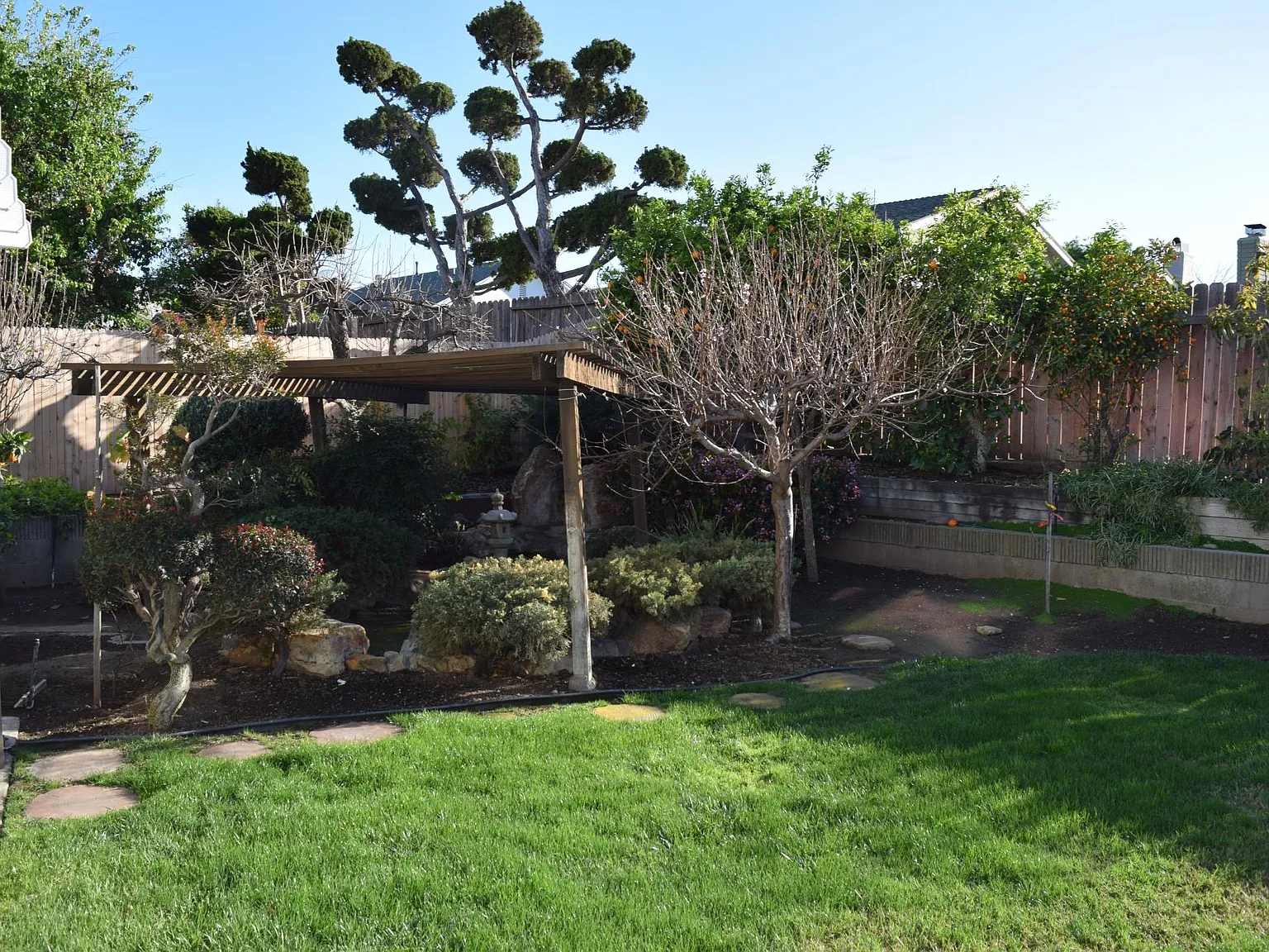 5 bed, 3.5 bath, 2401 sqft, $5,000 — Photo 2