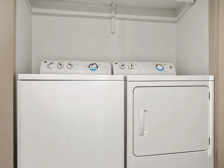 C242450_AdairoffAddison_Vacant1b1b_Laundry_01