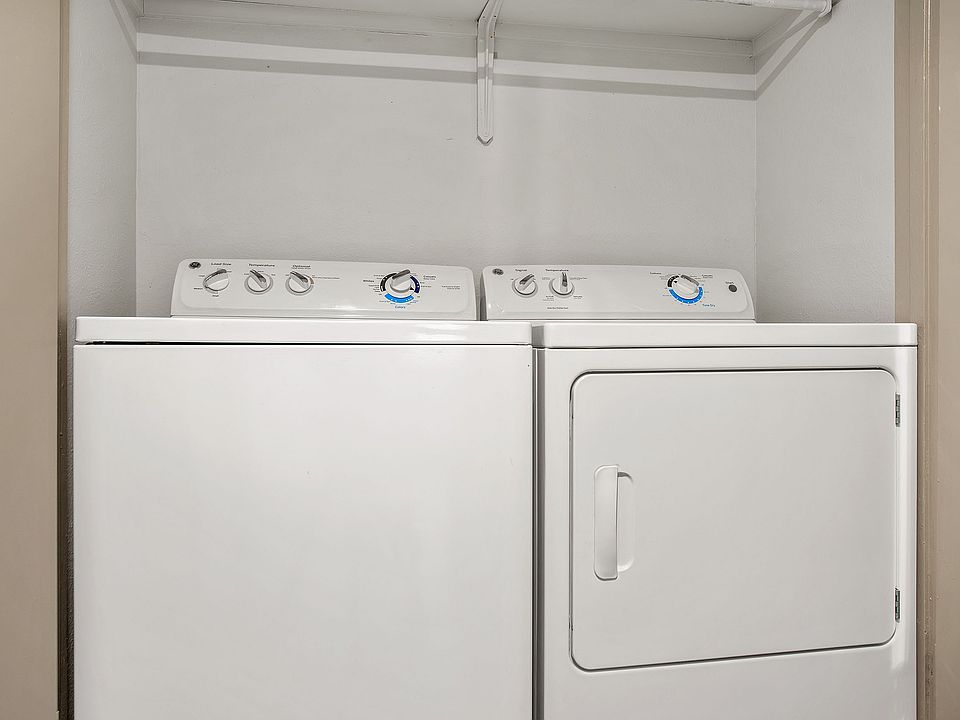 C242450_AdairoffAddison_Vacant1b1b_Laundry_01