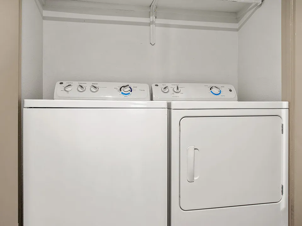 C242450_AdairoffAddison_Vacant1b1b_Laundry_01