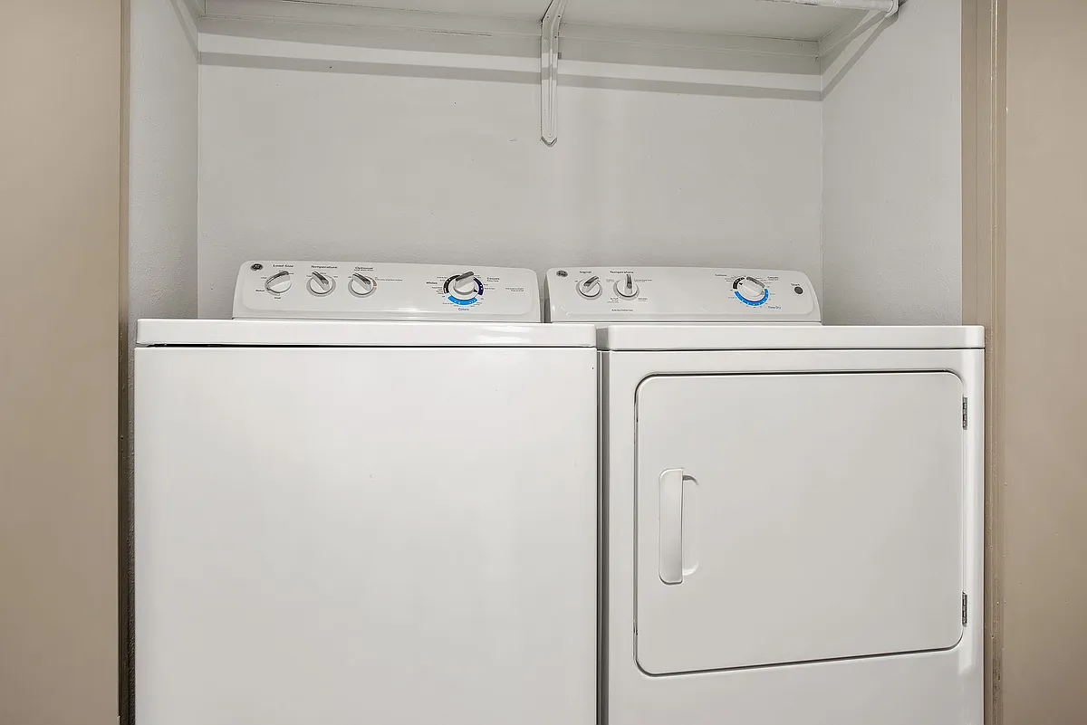 C242450_AdairoffAddison_Vacant1b1b_Laundry_01 - Adair off Addison