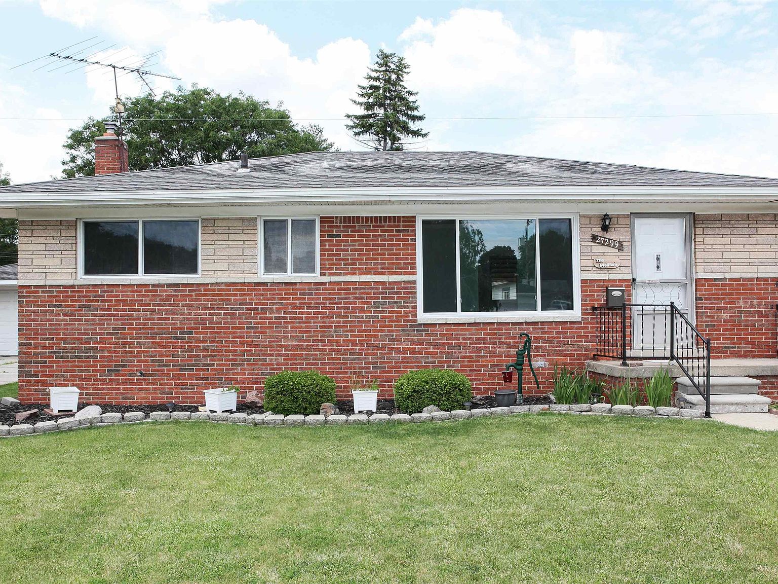 27299 Floral St, Roseville, MI 48066 | Zillow