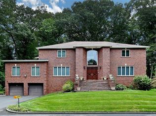 3 Pinewood Dr, Monsey, NY 10952