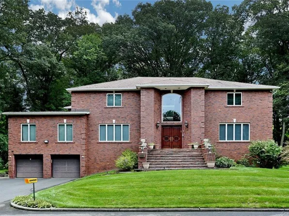 3 Pinewood Dr, Monsey, NY 10952