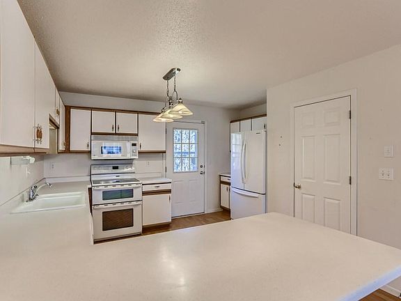4th image of 917 7th Ave NE