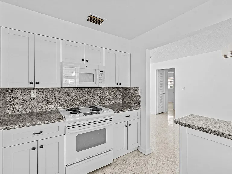 211 Sunrise Ave #5 — Photo 5