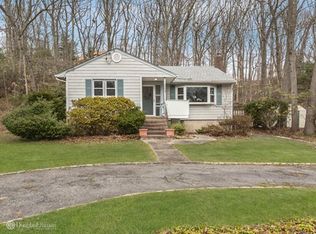 29 Chateau Dr, Melville, NY 11747