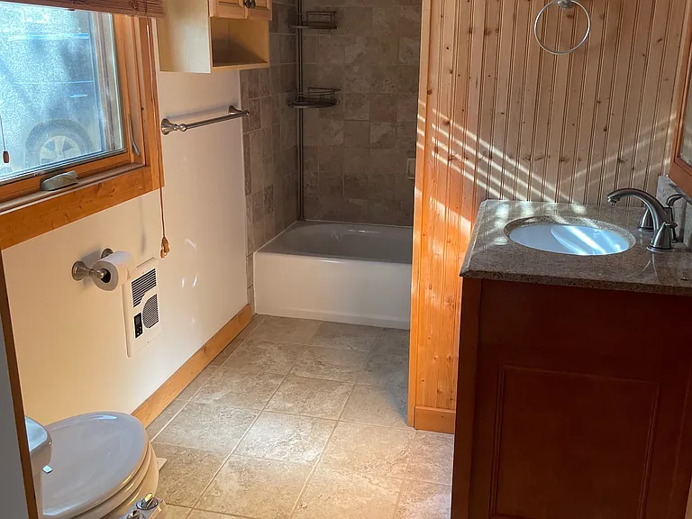 Full bathroom with tub, W/D and bidet. Eco space heater.