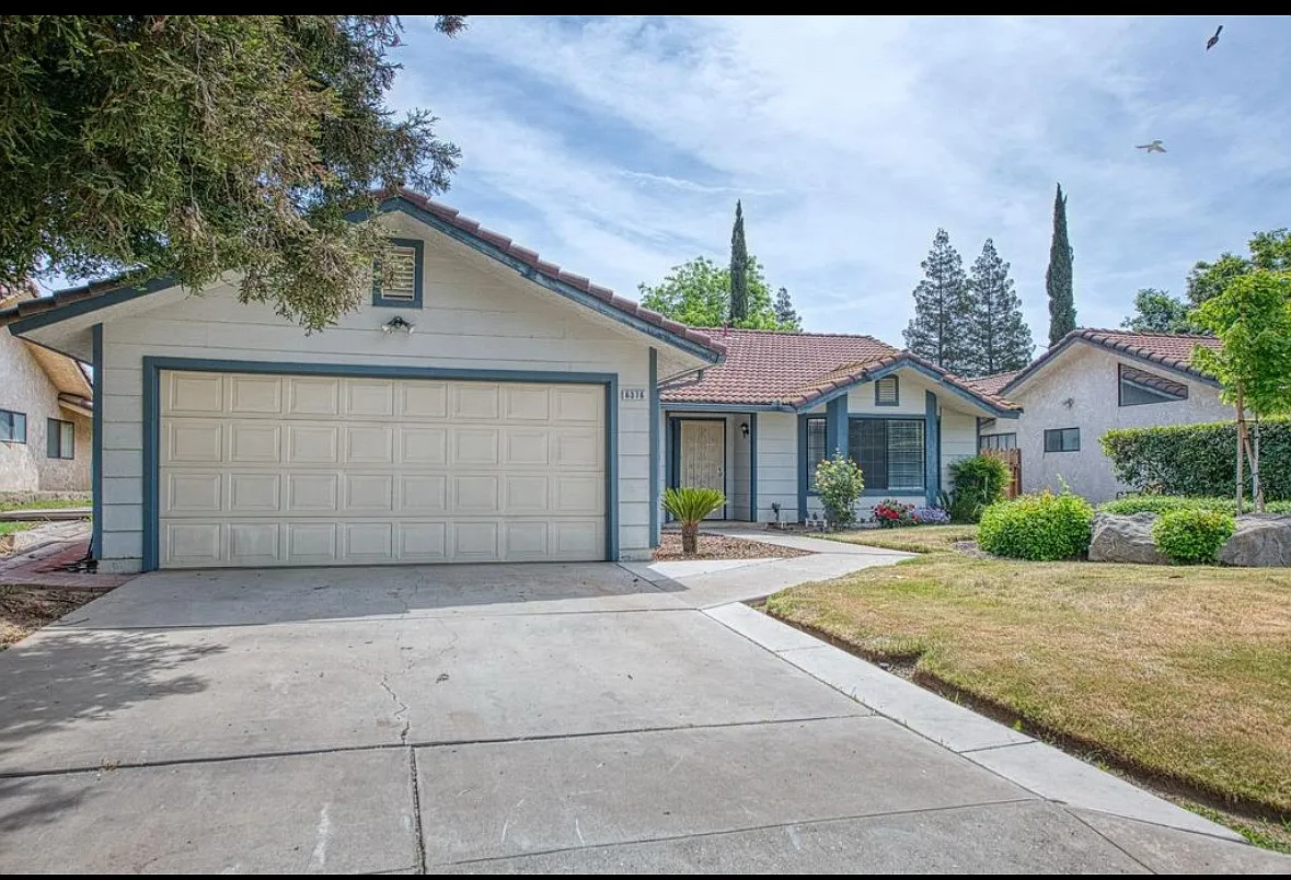 6376 N Forestiere Ave — Photo 2