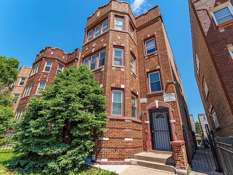 1121 N Leclaire Ave #B — Photo 2