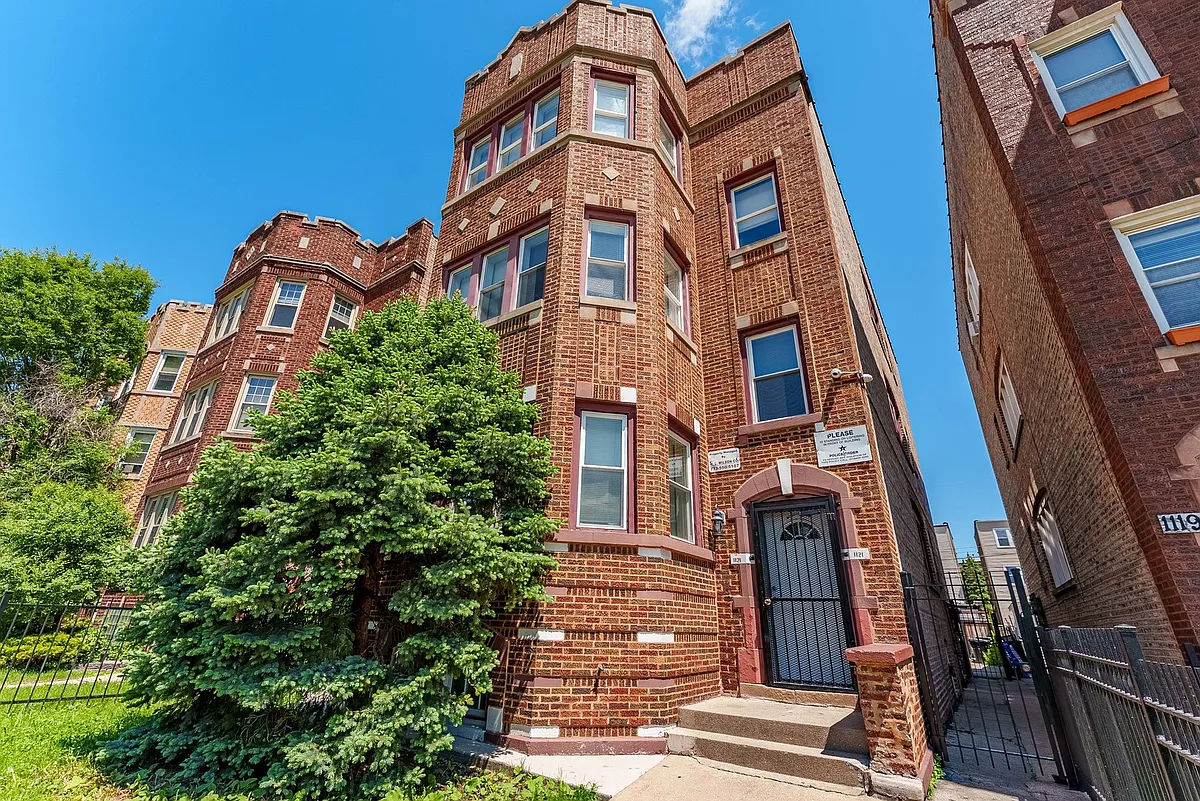 Building Photo - 1121 N Leclaire Ave #B