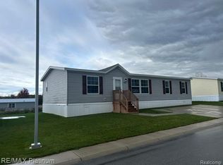 9439 Crystal Dr, Fenton, MI 48430