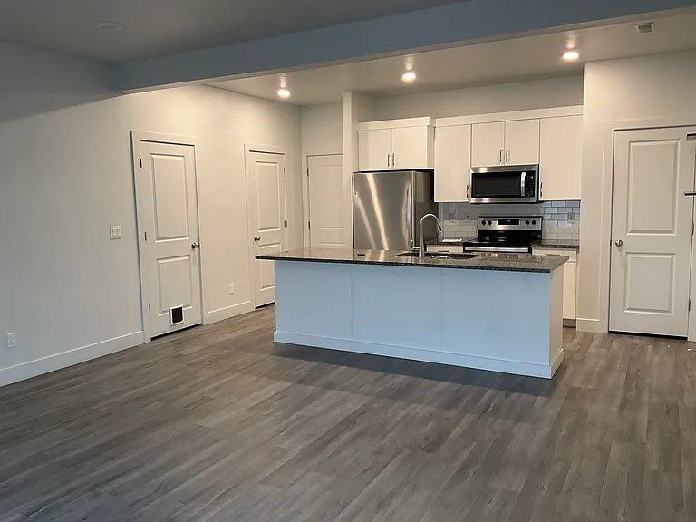 190 S Emery Ln — Photo 4