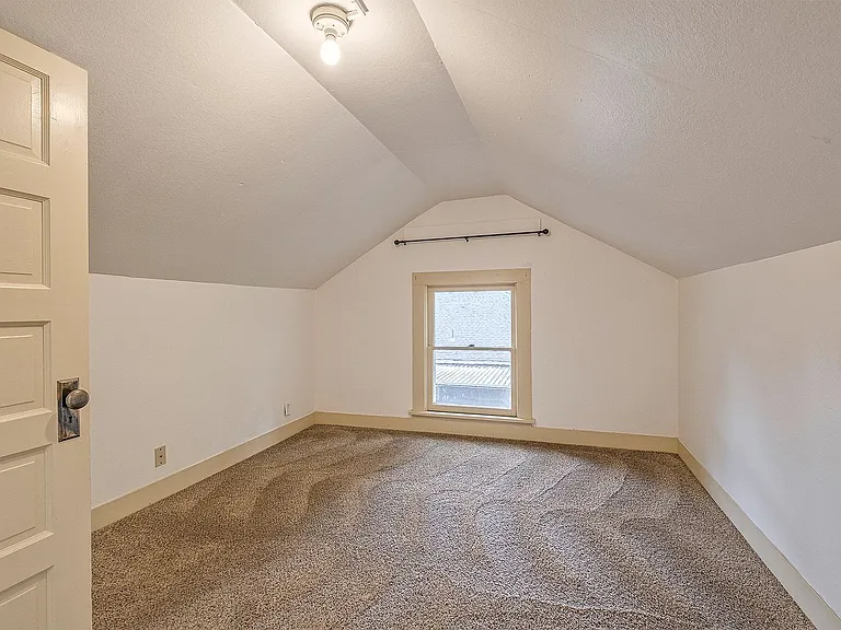 623 E Main St — Photo 28