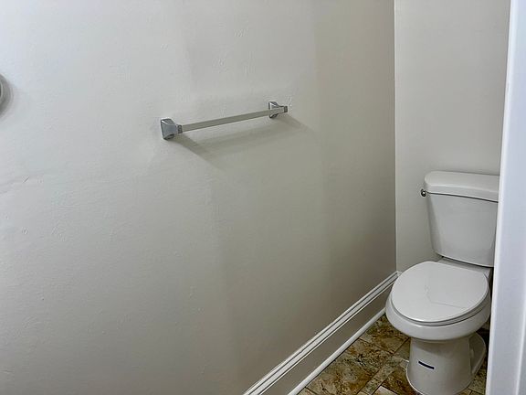 4th image of 913 E Henry St #D/s