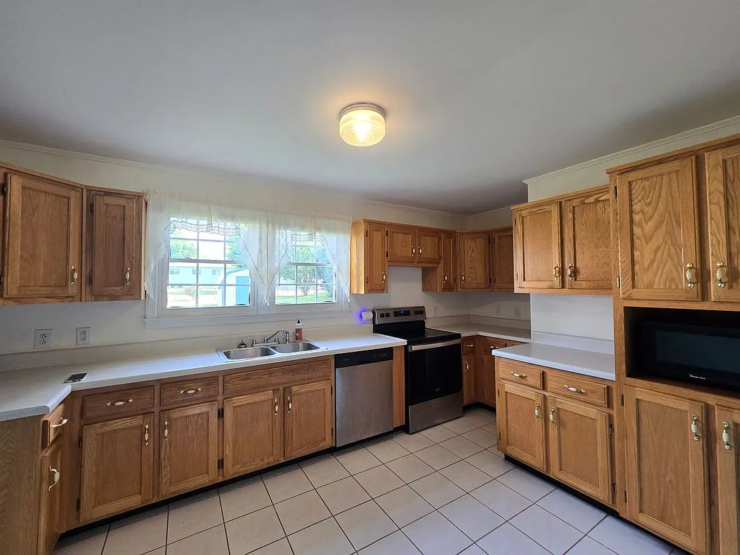3 bed, 2.0 bath, 1056 sqft, $1,650 — Photo 4