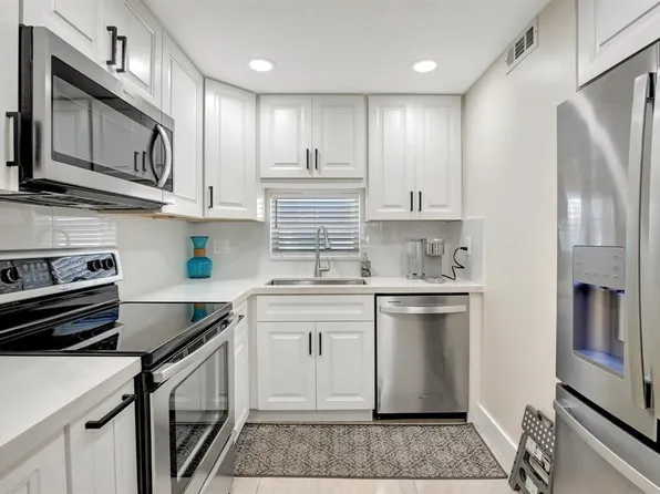 9720 S Hollybrook Lake Drive #204, Pembroke Pines, FL 33025