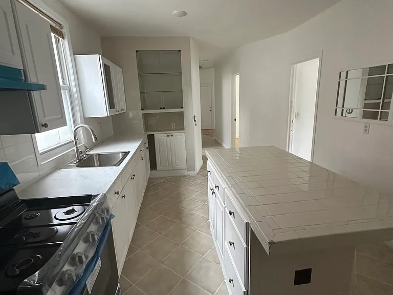 325 Hawthorne Ave #1 — Photo 2