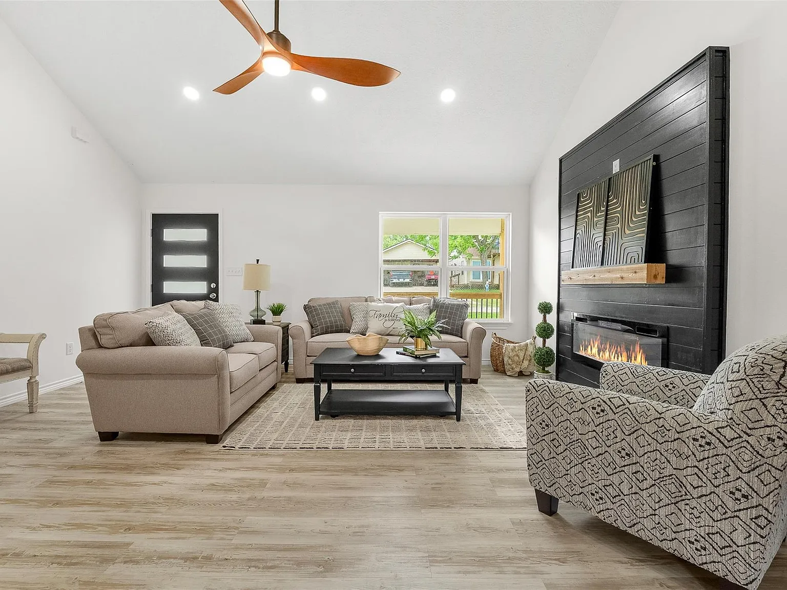 4 bed, 2.0 bath, 1758 sqft, $2,950 — Photo 4