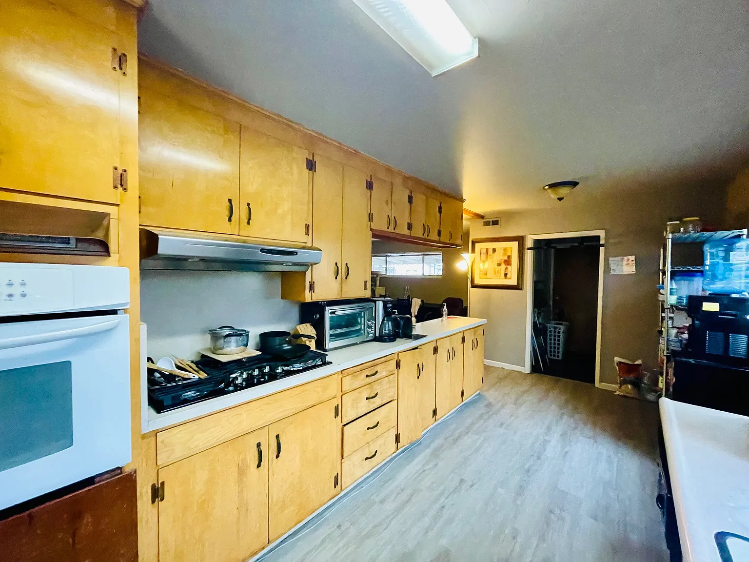 1121 W Churchill St — Photo 2