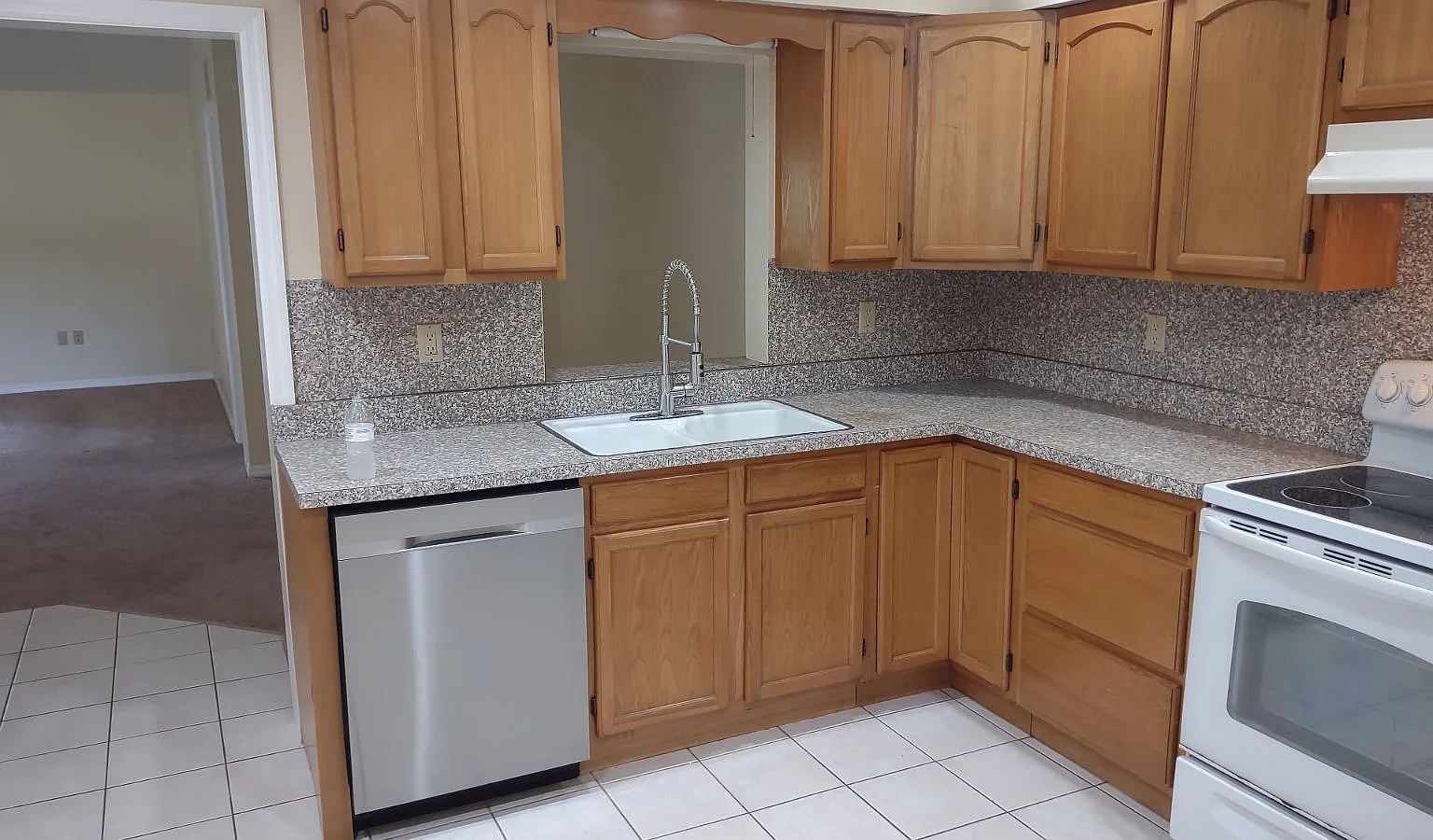 3 bed, 1885 sqft, $2,550 — Photo 2