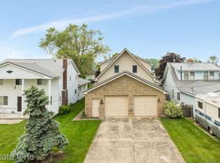 30850 Island Dr, Gibraltar, MI 48173